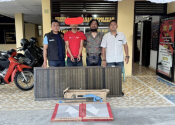 Pelaku JPS alias Sikil dan barang bukti diapit Tim Unit Reskrim Polsek Siantar Selatan.