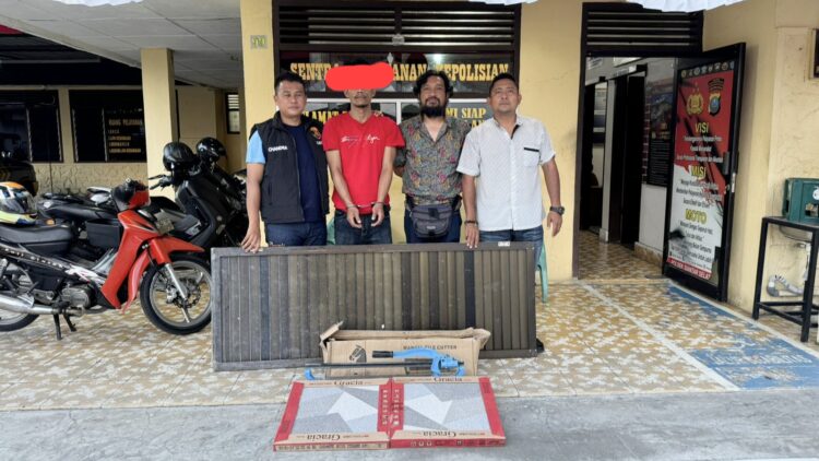 Pelaku JPS alias Sikil dan barang bukti diapit Tim Unit Reskrim Polsek Siantar Selatan.