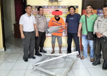 Pelaku RS dan barang bukti saat diamankan di Polsek Siantar Barat