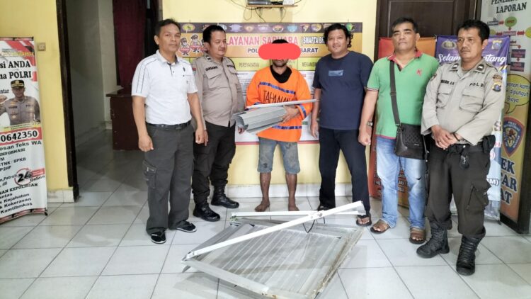 Pelaku RS dan barang bukti saat diamankan di Polsek Siantar Barat