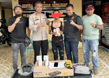 pelaku ARYB diapit Kapolsek Siantar Selatan IPTU Maxi J. Manurung, SH bersama Kanit Reskrim dan Tim