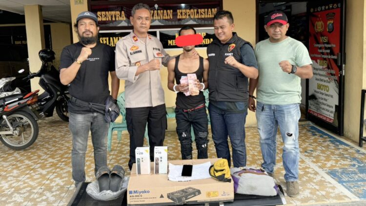 pelaku ARYB diapit Kapolsek Siantar Selatan IPTU Maxi J. Manurung, SH bersama Kanit Reskrim dan Tim