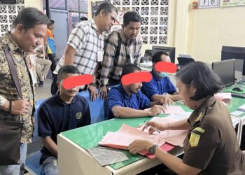 Unit IV PPA Sat Reskrim Polres Simalungun pelimpahan tiga tersangka pemerkosaan dan barang bukti ke Kejari Simalungun