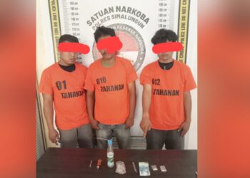ketiga tersangka dan barang bukti