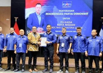 Ketua Umum Partai Demokrat, Agus Harimurti Yudhoyono (AHY) didampinggi Ketua DPC Partai Demokrat Medan Iswanda Ramli dan jajaran pengurus menyerahkan rekomendasi kepada Aulia Rachman di Jakarta. (Foto Ist)