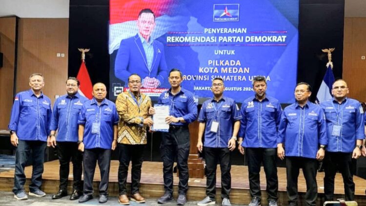 Ketua Umum Partai Demokrat, Agus Harimurti Yudhoyono (AHY) didampinggi Ketua DPC Partai Demokrat Medan Iswanda Ramli dan jajaran pengurus menyerahkan rekomendasi kepada Aulia Rachman di Jakarta. (Foto Ist)