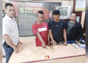 kedua tersangka dan barang bukti di Polsek Serbelawan
