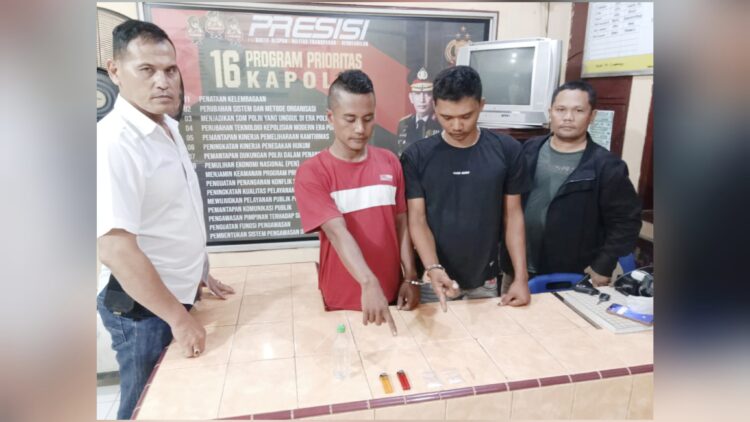 kedua tersangka dan barang bukti di Polsek Serbelawan