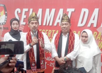 Pasangan bakal calon (Bacalon) H. Iman Irdian Saragih SE - Chairul Mukmin Tambunan SE resmi mendaftar ke Kantor Komisi Pemilihan Umum Daerah (KPUD) Kota Tebing Tinggi,