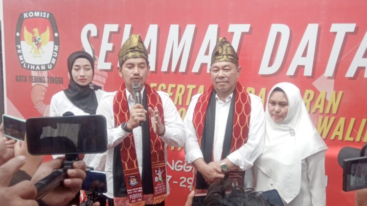 Pasangan bakal calon (Bacalon) H. Iman Irdian Saragih SE - Chairul Mukmin Tambunan SE resmi mendaftar ke Kantor Komisi Pemilihan Umum Daerah (KPUD) Kota Tebing Tinggi,