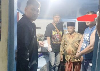 Pelaku Poniran alias Cekpon saat di tangkap dan barang bukti