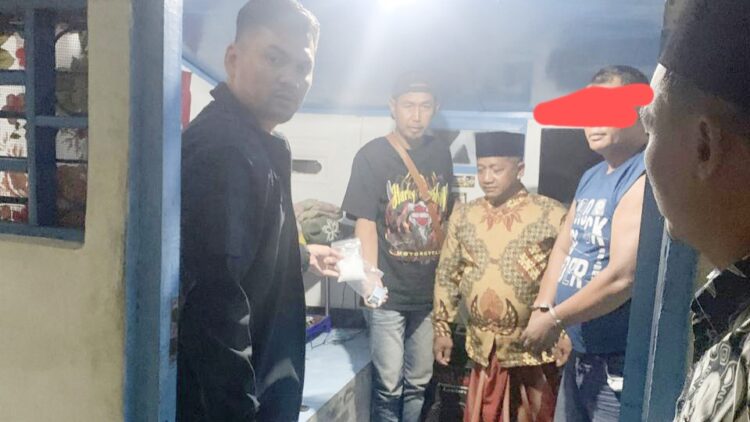 Pelaku Poniran alias Cekpon saat di tangkap dan barang bukti