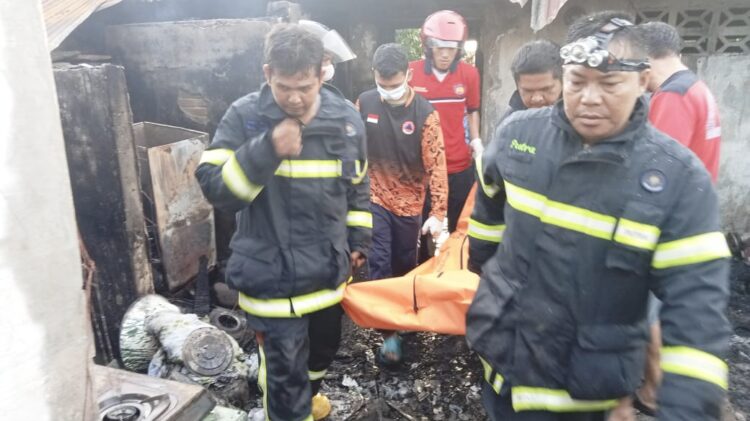 Jenajah korban Surahmansyah saat dievakuasi