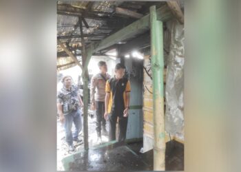 Kapolsek Siantar Barat IPDA Gagas Dewanta Aji, S.Tr.K pimpin olah Tempat Kejadian Perkara (TKP) kebakaran satu unit rumah yang terletak di jl. Madura Bawah