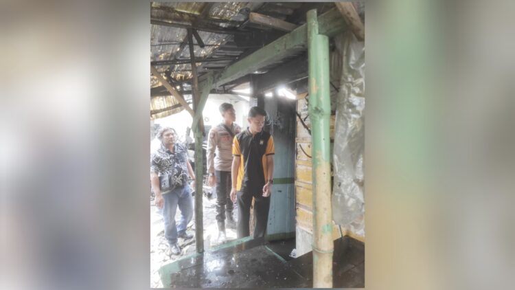 Kapolsek Siantar Barat IPDA Gagas Dewanta Aji, S.Tr.K pimpin olah Tempat Kejadian Perkara (TKP) kebakaran satu unit rumah yang terletak di jl. Madura Bawah