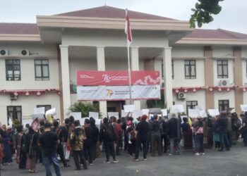 pengamanan aksi unjuk rasa (Unras) Aliansi Gerakan Masyarakat Tutup TPL di Pengadilan Negeri (PN) Simalungun,