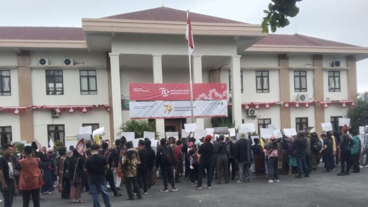 pengamanan aksi unjuk rasa (Unras) Aliansi Gerakan Masyarakat Tutup TPL di Pengadilan Negeri (PN) Simalungun,
