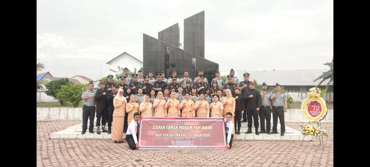 Kepala Lembaga Pemasyarakatan (Kalapas) Kelas IIB Tebing Tinggi Anton Setiawan pimpin upacara ziarah dan tabur bunga di Taman Makam Pahlawan (TMP) Kota Tebing Tinggi