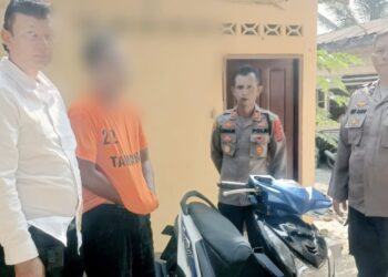 tersangka Bayu Bakti diapit Kapolsek Bangun, AKP Esron Siahaan SH