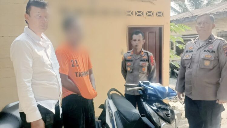 tersangka Bayu Bakti diapit Kapolsek Bangun, AKP Esron Siahaan SH