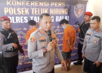 Kapolres Tanjung Balai AKBP Yon Edi Winara SH SIK MH pimpin press release keberhasilan Polsek Teluk Nibung mengungkap tindak pidana pencurian kendaraan bermotor (Curanmor)