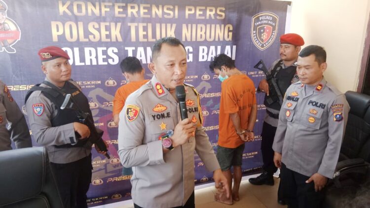 Kapolres Tanjung Balai AKBP Yon Edi Winara SH SIK MH pimpin press release keberhasilan Polsek Teluk Nibung mengungkap tindak pidana pencurian kendaraan bermotor (Curanmor)