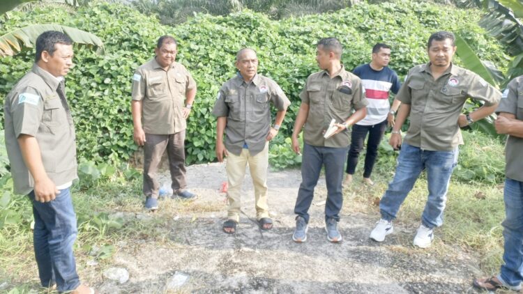 Pasca pembentukan Re-Born di Asahan tim meninjau akses jalan di simpang Teluk Manis yang ditutup oleh korporasi perkebunan.Dimana warga berharap perhatian serius dari Bobby Nasution-Surya. (Foto Ist)