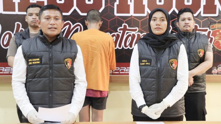 KBO Sat Reskrim IPTU Apri Damanik, SH didampingi Kanit PPA IPDA S. Marbun saat gelar press release