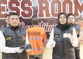 KBO Sat Reskrim IPTU Apri Damanik, SH didampingi Kanit PPA IPDA Suhaira Marbun pimpin press release