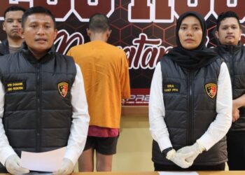 KBO Sat Reskrim IPTU Apri Damanik, SH didampingi Kanit PPA IPDA Suhaira Marbun pimpin press release