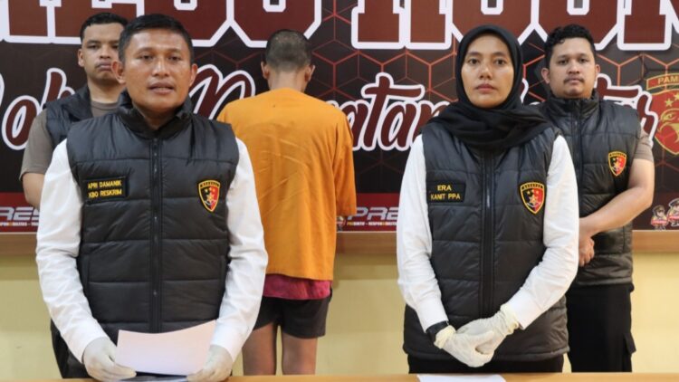 KBO Sat Reskrim IPTU Apri Damanik, SH didampingi Kanit PPA IPDA Suhaira Marbun pimpin press release