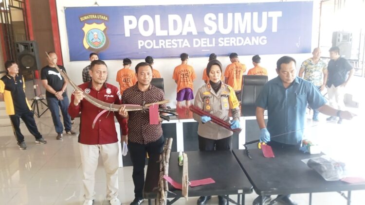 Wakapolresta Deliserdang, AKBP Juliani Prihartini, saat paparan bentok geng motor yang mengamankan sejumlah barang bukti dari enam pelaku ditangkap. (Foto Ist)