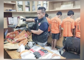 Polisi menunjukan paket ganja yang dikirim melalui ekspedisi di Jalan Menteng Raya, Medan Amplas dengan mengamankan empat pelaku. (Foto Ist)