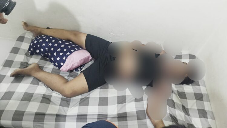 Jenajah korban Ezra Dwiki Apriansyah saat masih di kamar Kos-kosan