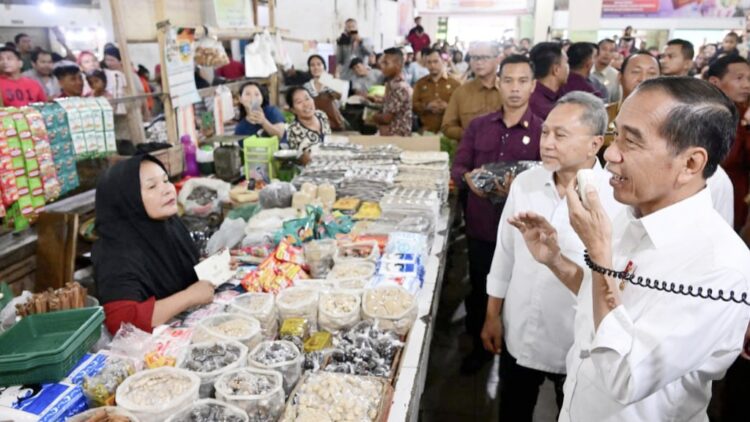 Presiden Joko Widodo menyampaikan salam perpisahannya kepada warga dan pedagang di Pasar Delimas Raya, Lubuk Pakam, Kabupaten Deli Serdang. (Foto Ist)