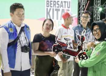 dr Susanti didaulat memberikan hadiah lucky draw kepada pemenang kupon undian, yaitu sepeda listrik.
