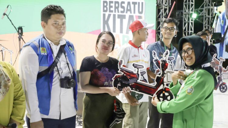dr Susanti didaulat memberikan hadiah lucky draw kepada pemenang kupon undian, yaitu sepeda listrik.