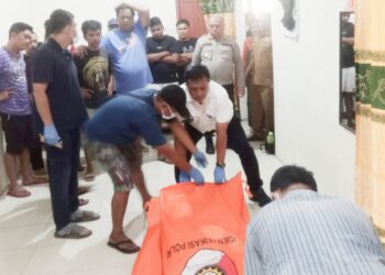 Kanit Reskrim IPDA Marlon Hutahean SH bersama personil piket dan Tim Inafis saat evakuasi Jenajah korban