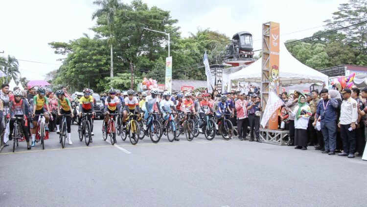 Wali Kota Siantar dr Susanti Dewayani SpA melepas peserta balap sepeda (road bike) atlet putri jarak dekat PON XXI Tahun 2024 Aceh- Sumut di Jalan Merdeka, depan Tugu Becak