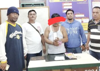 Pelaku Mangitar Nikson Siallagan alias Mangitar dan barang bukti diamankan di Polsek Tanah Jawa