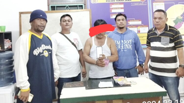Pelaku Mangitar Nikson Siallagan alias Mangitar dan barang bukti diamankan di Polsek Tanah Jawa