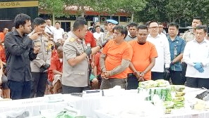 Kapolda Sumut, Irjen Pol Whisnu Hermawan Februanto saat paparan dengan menghadirkan dua tersangka. (Foto Ist)
