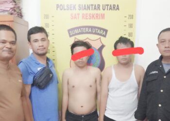 Kedua pelaku pencurian RES dan JNN diapit Kanit Reskrim IPDA Marlon Hutahean SH bersama Tim.