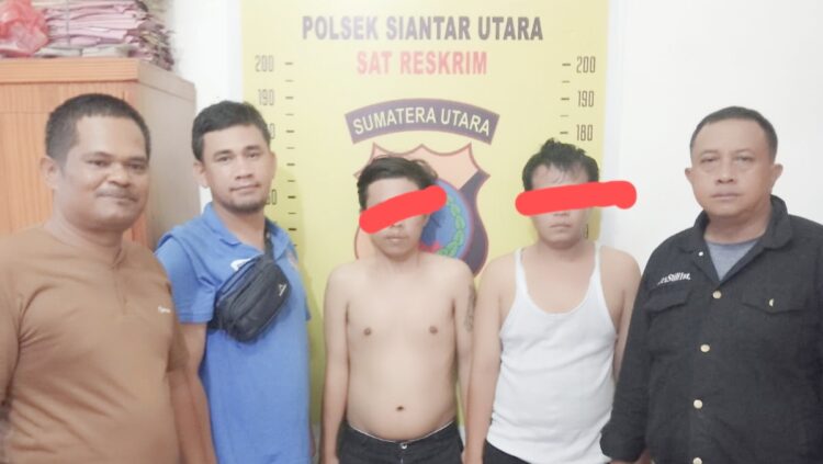 Kedua pelaku pencurian RES dan JNN diapit Kanit Reskrim IPDA Marlon Hutahean SH bersama Tim.