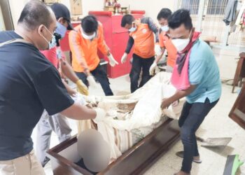 Jenajah korban Ali Susanto saat di evakuasi dari rumahnya