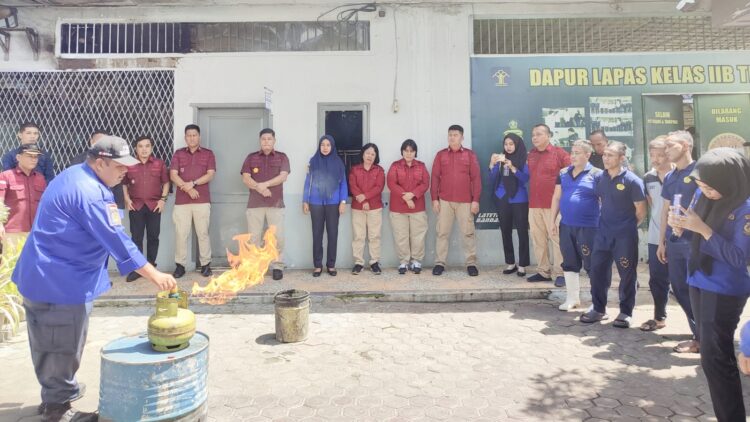 Lapas Tebing Tinggi Gandeng Dinas Damkar Sosialisasi dan Simulasi Penanggulangan Dini Bahaya Kebakaran