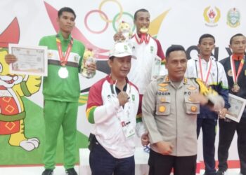 Kapolres Siantar AKBP Yogen Heroes Baruno SH, SIK saat serahkan Medali kepada juara Kategori Putra