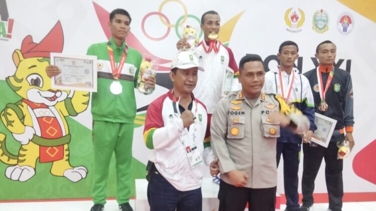Kapolres Siantar AKBP Yogen Heroes Baruno SH, SIK saat serahkan Medali kepada juara Kategori Putra