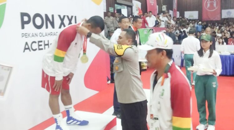 Kapolres Siantar AKBP Yogen Heroes Baruno SH, SIK hadir berikan medali emas kepada atlit tinju putra di salah satu kelas