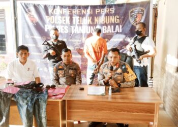 Kapolres Tanjung Balai AKBP Yon Edi Winara SH. SIK, MH pimpin press release keberhasilan Polsek Teluk Nibung menangkap pelaku pencurian
